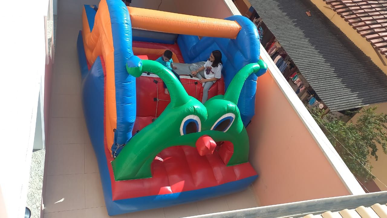 Centopeia inflável montada em evento