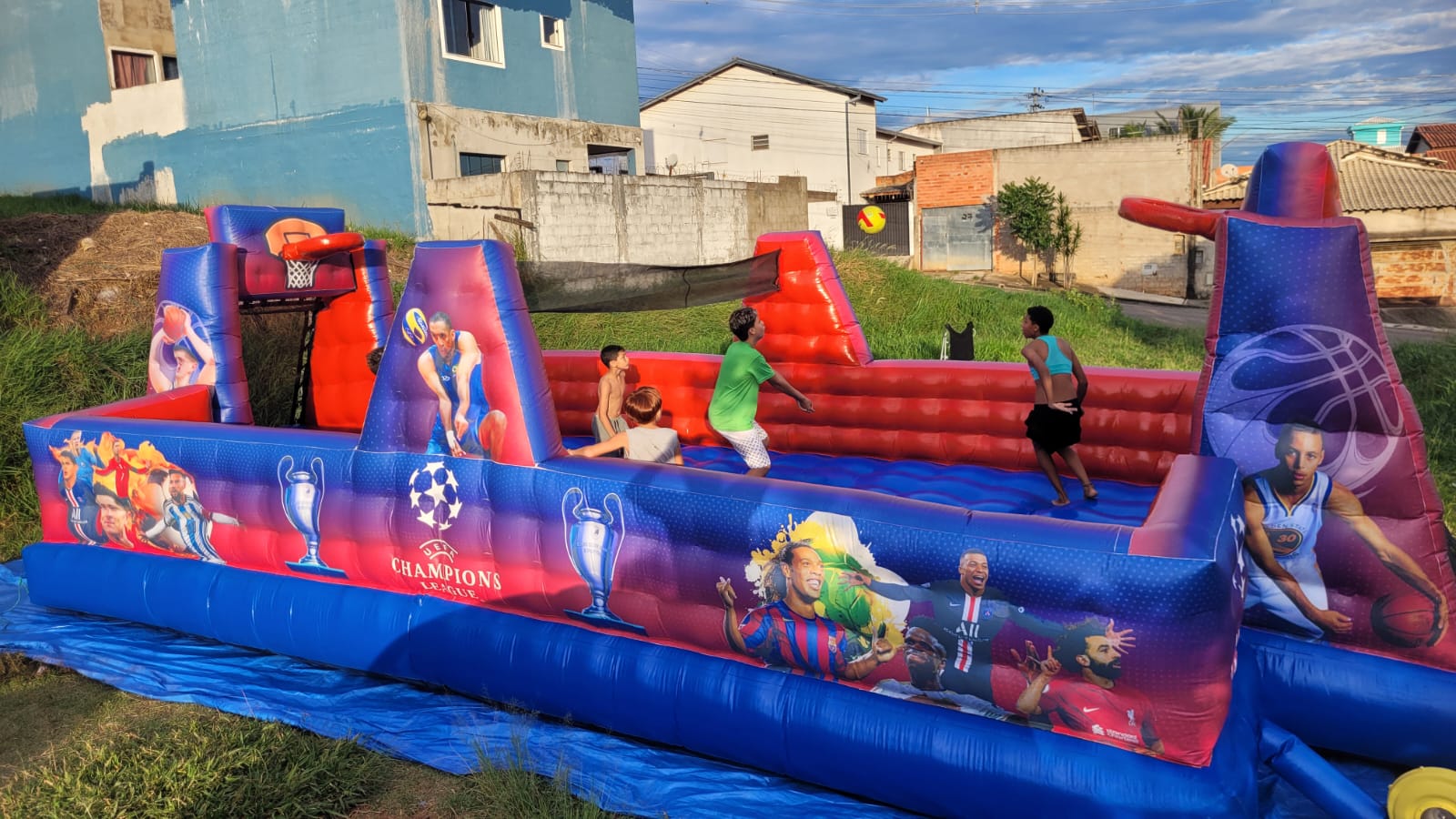 Quadra esportiva inflável em festa